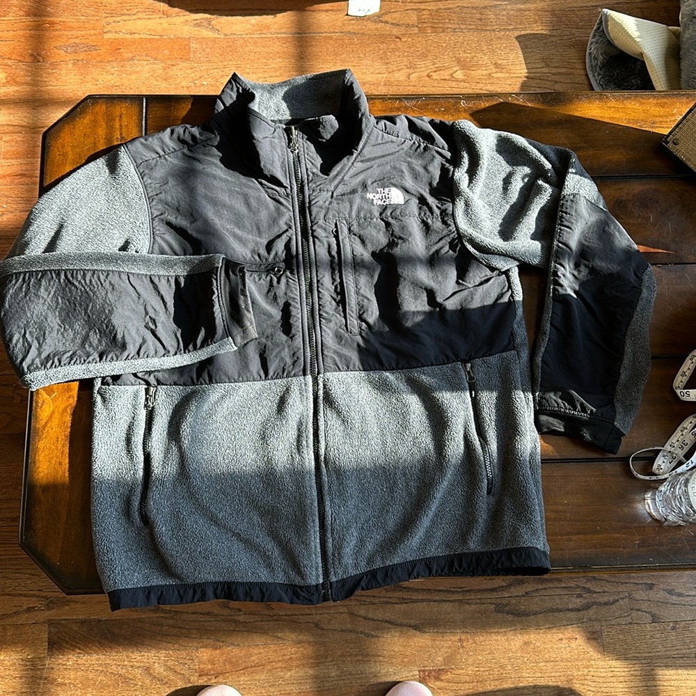 Men’s Large North Face Gray & Black Fleece Jacket.